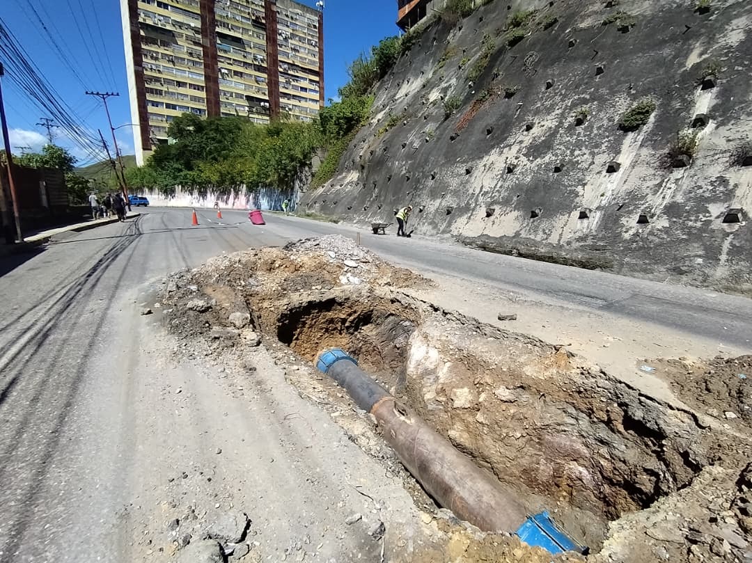 Sustituyen tubería en vía a San Pedro