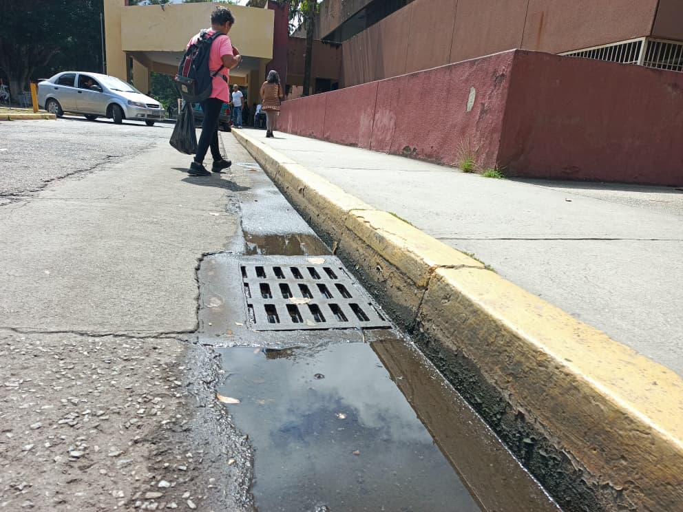 Seis alcantarillas en áreas del HVS están tapadas