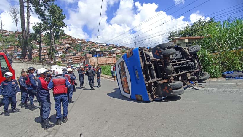 Vuelco de autobús deja siete heridos