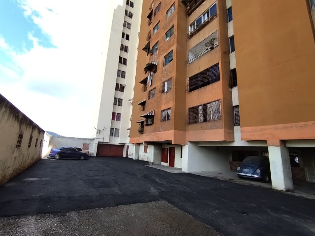 Asfaltan estacionamiento en residencias Bruno