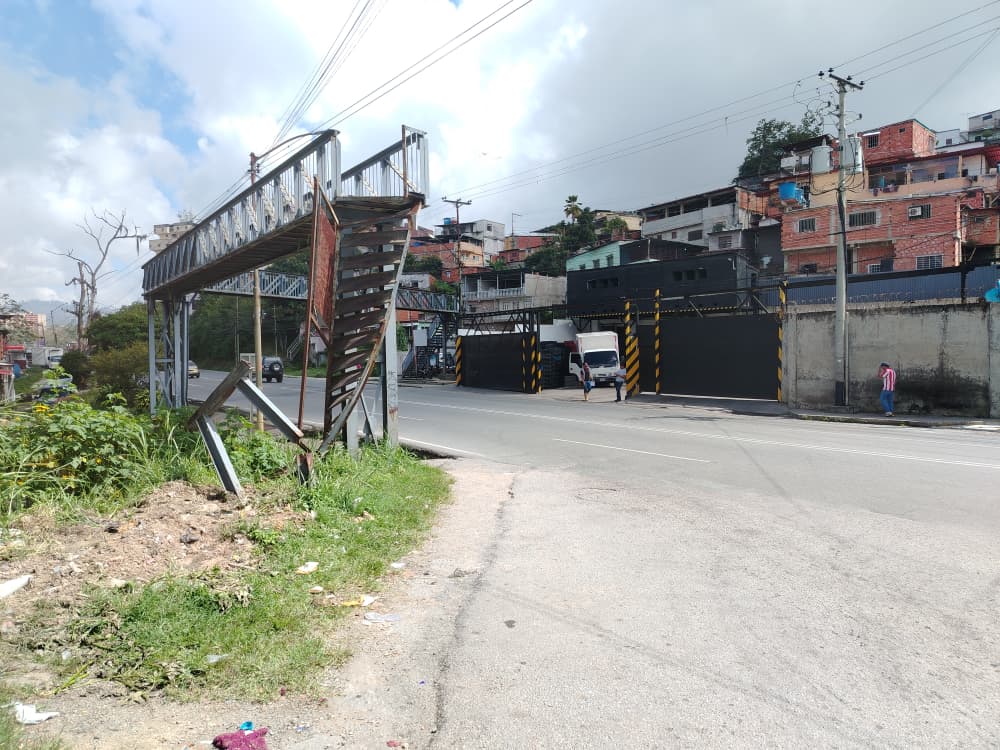 Peligro en el Km. 25 tras daños en pasarela