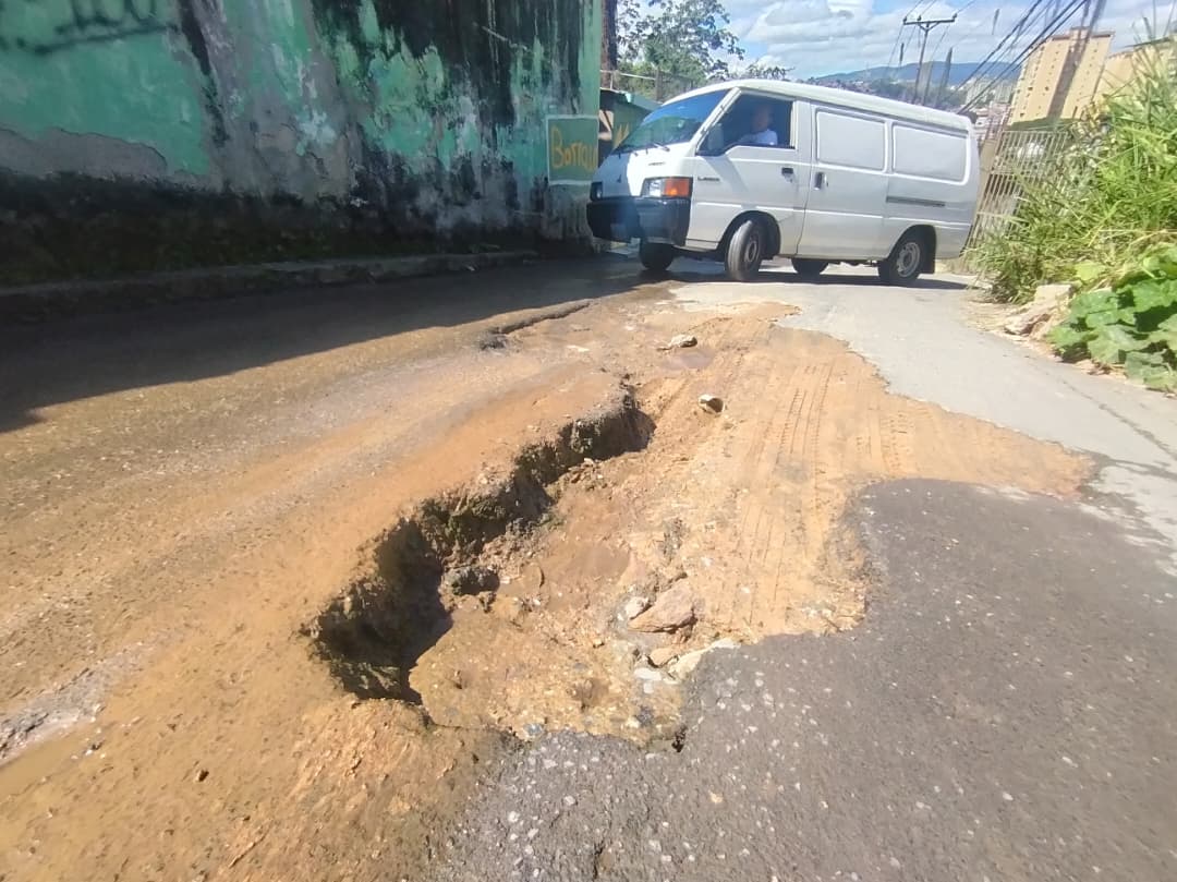 Piden reparación definitiva de tubería en La Línea