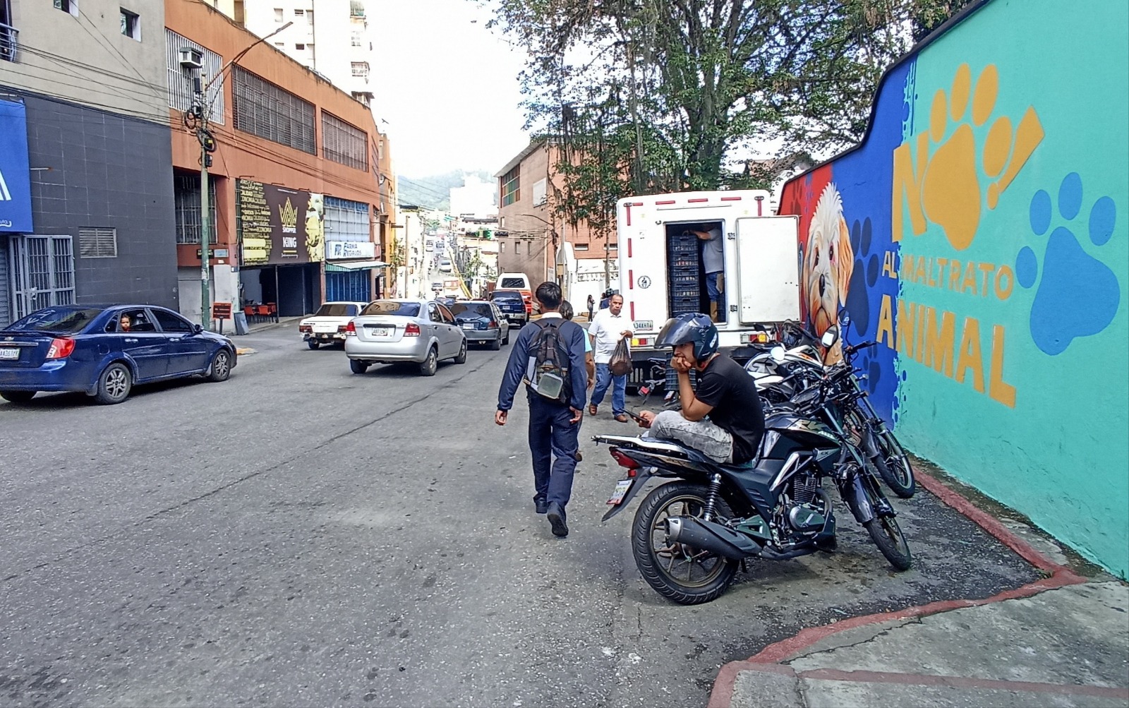 Peatones se exponen al peligro en la calle Miranda