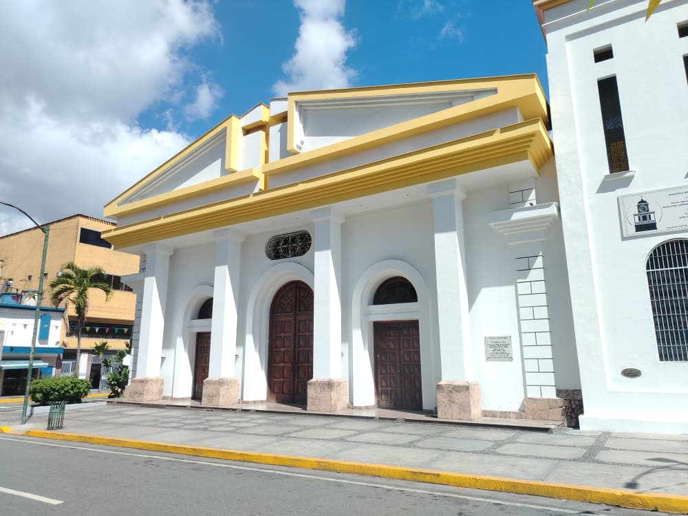 Feligreses se quejan por aumento de precios de bautizos