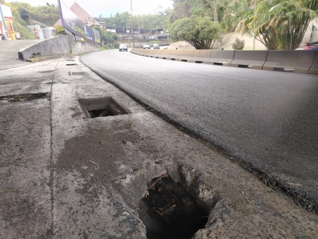 Peligro en la Panamericana por alcantarillas sin protección