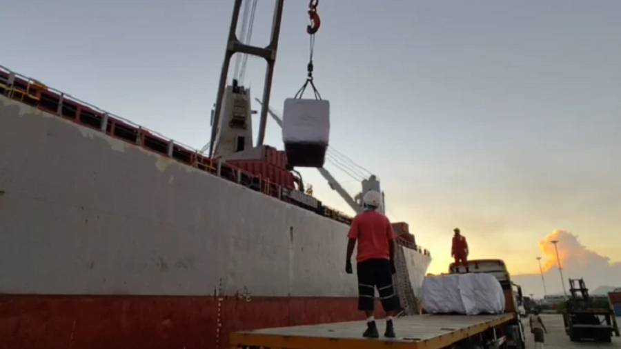 Cuba recibe tercer buque de insumos tras huracán