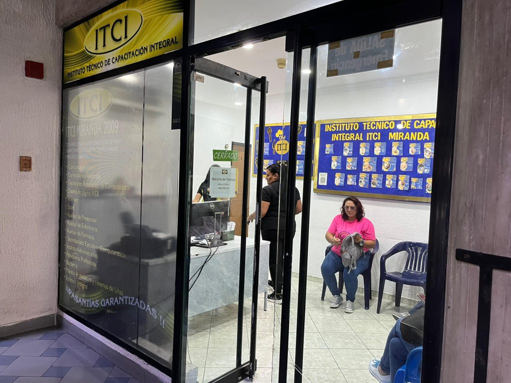 Enseñan a preparar comida navideña