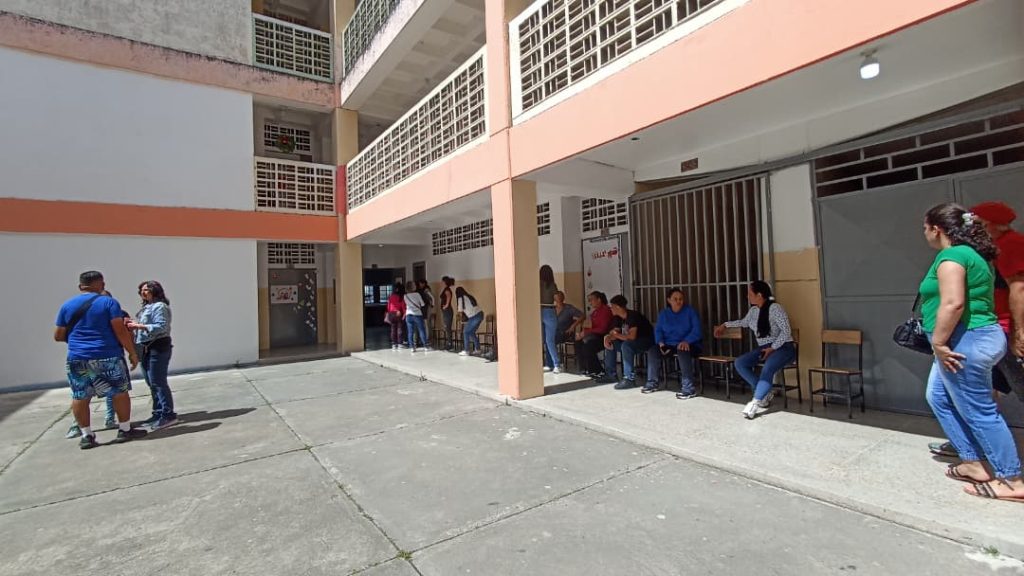 Civismo y grupos de votantes a cuenta gotas este 23-N