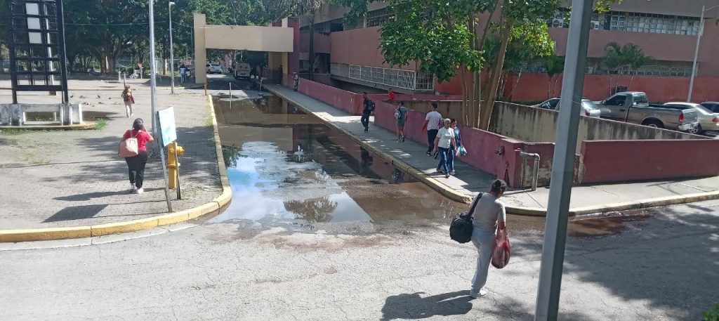 Denuncian falta de mantenimiento en drenajes del Victorino