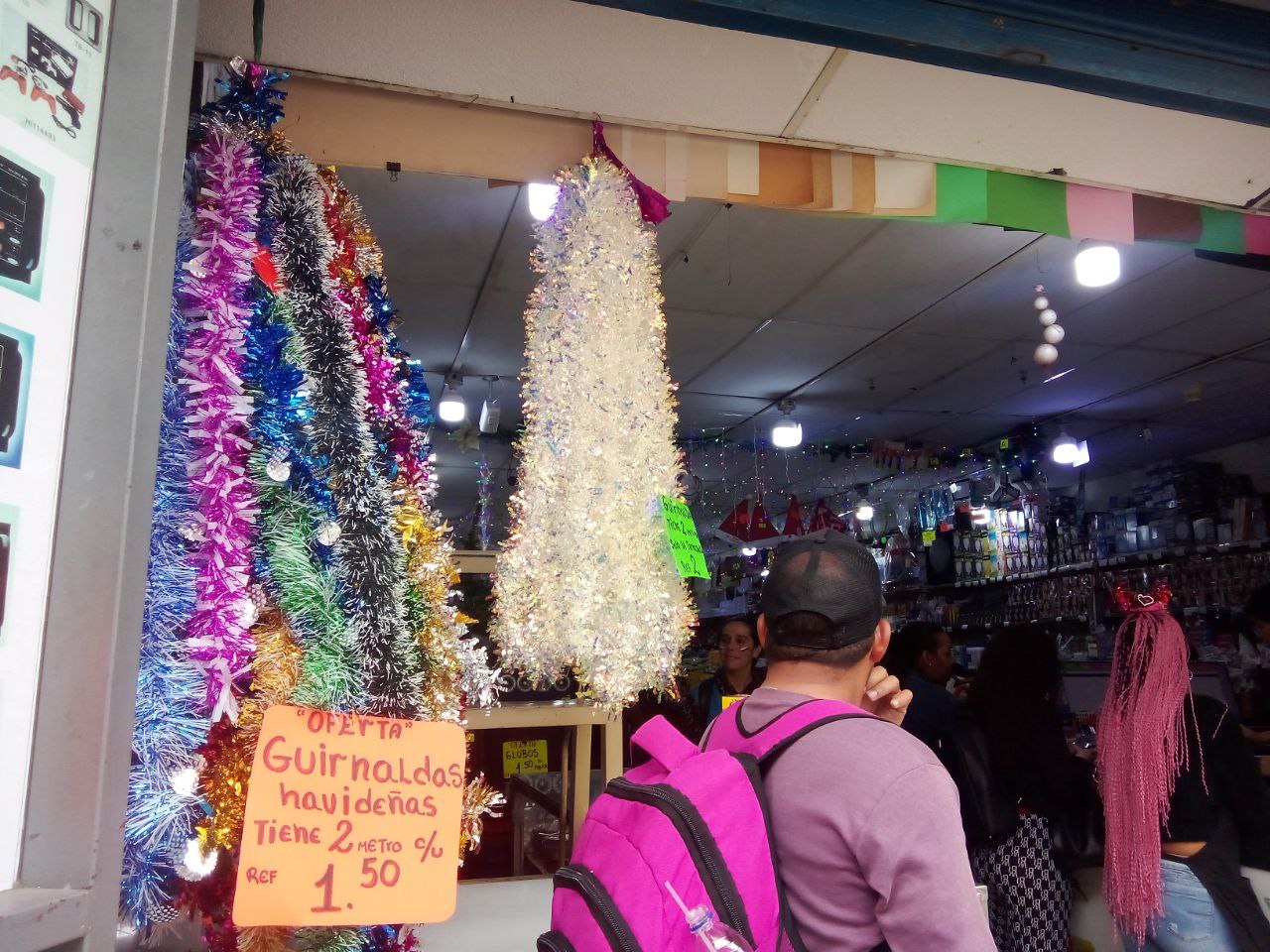 Comercios mantienen ofertas en artículos navideños