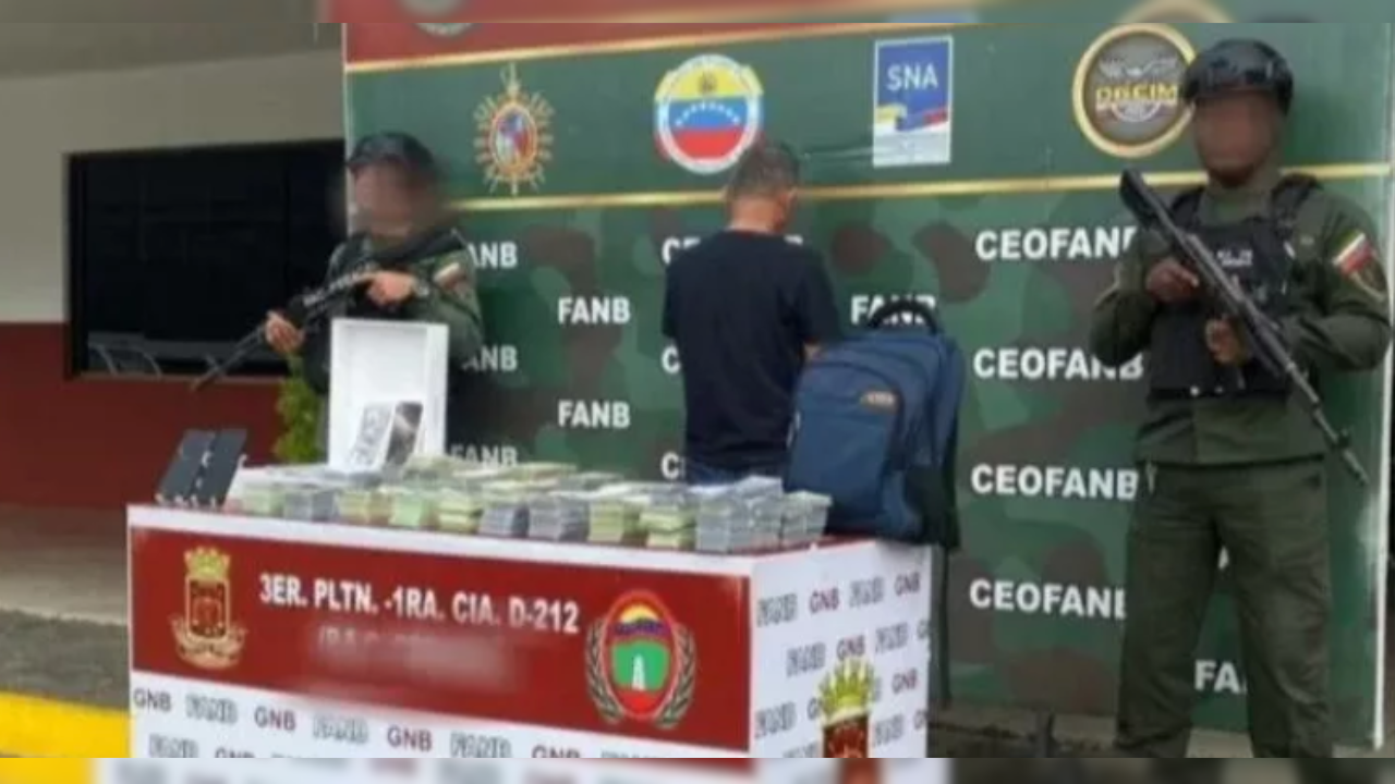 Cae colombiano con 10.200 dólares falsos