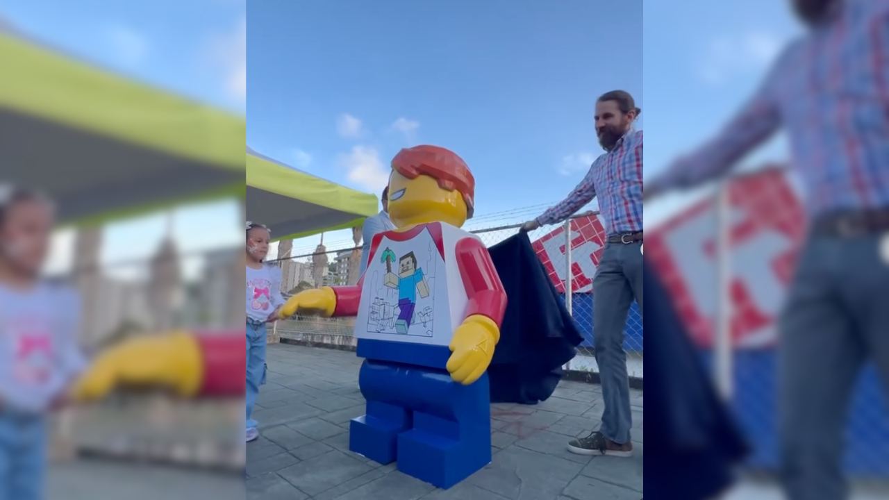 Escultura inspirada en niño Lego adorna bulevar