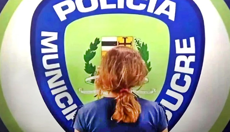 Presa por atacar a su hija con un cable