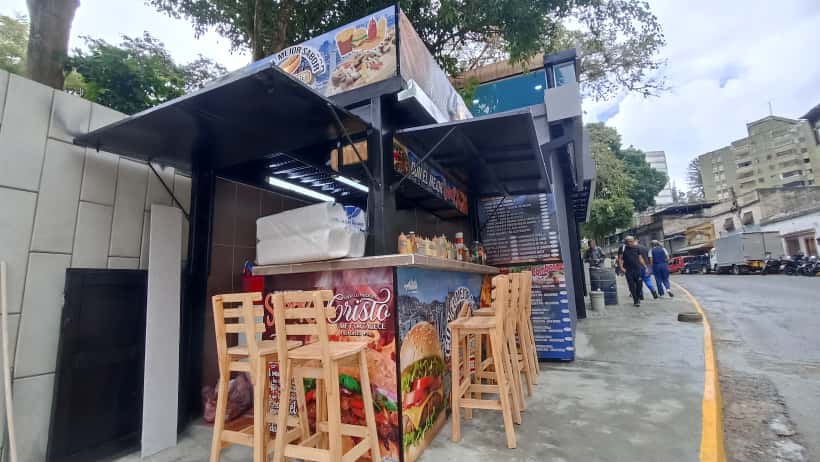 La plaza Miranda le dio otro aire a venta de perro caliente