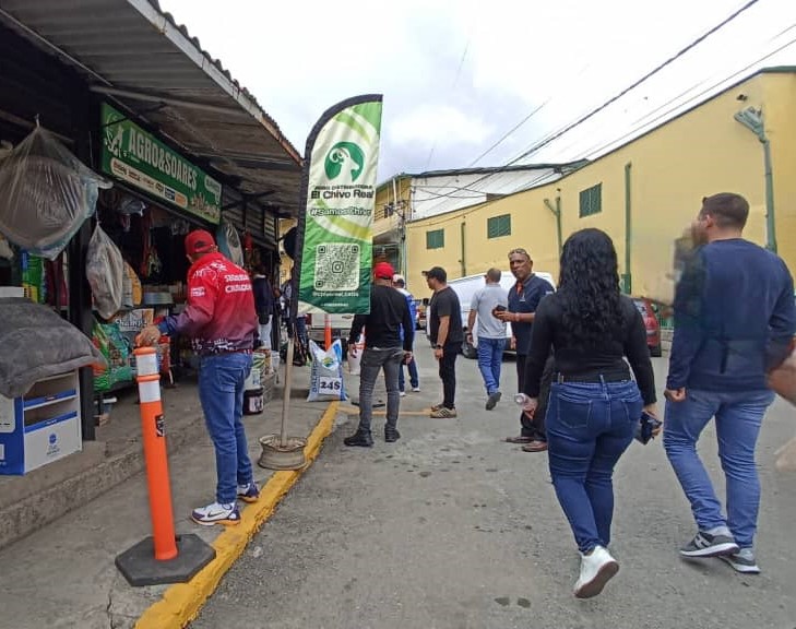 Sacan a 15 parqueros ilegales de áreas del Mercado Municipal
