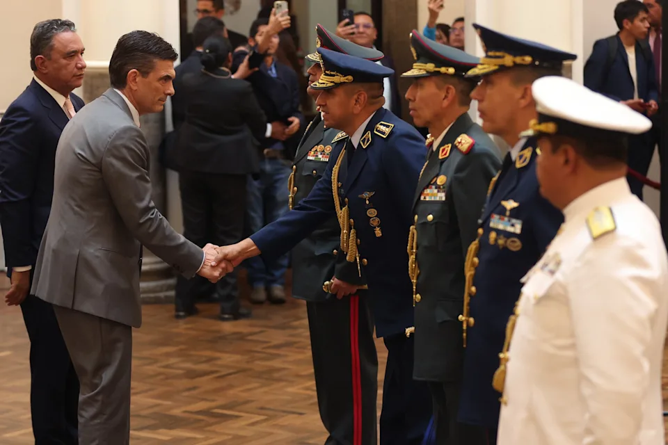 Rodrigo Paz renueva el alto mando militar