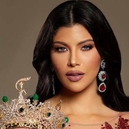 Tina Batson es la Miss Cosmo