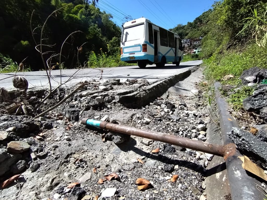 Reparan tubería en La Esperanza