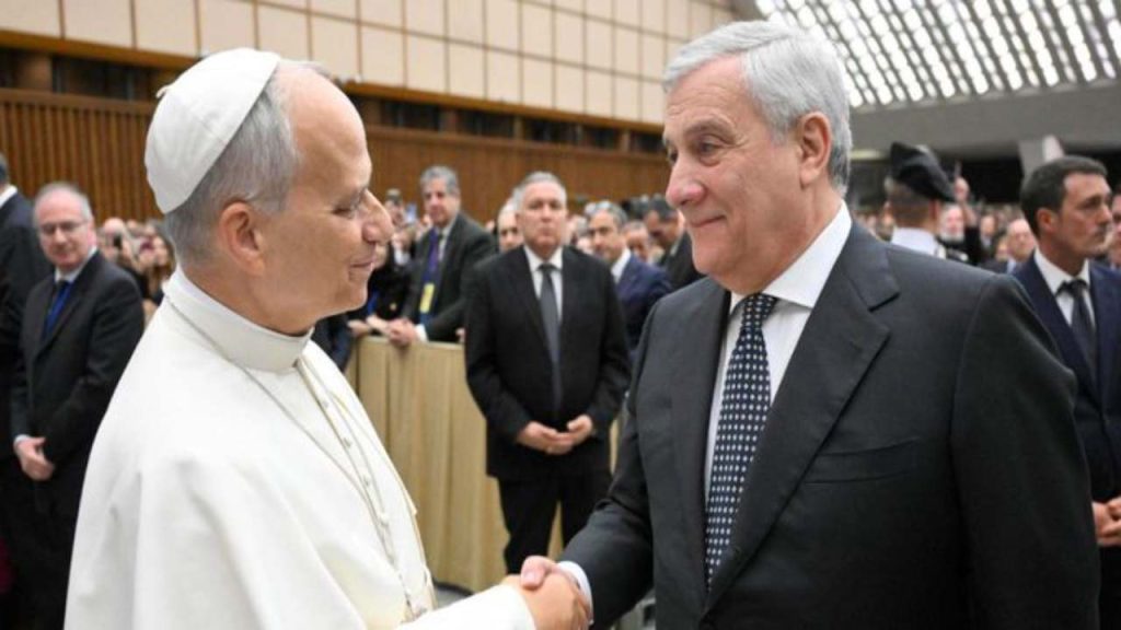 Papa pide a diplomáticos ser hombres y mujeres de diálogo