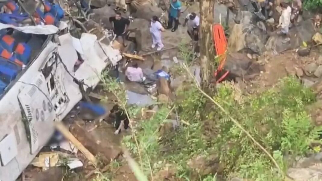 Diez muertos y 20 heridos al volcar autobús en Colombia