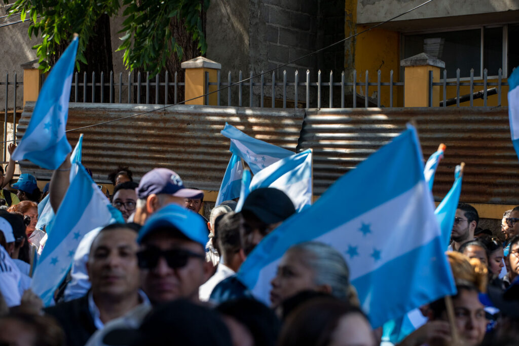 Hondureños denuncian fraude electoral tras caída del CNE