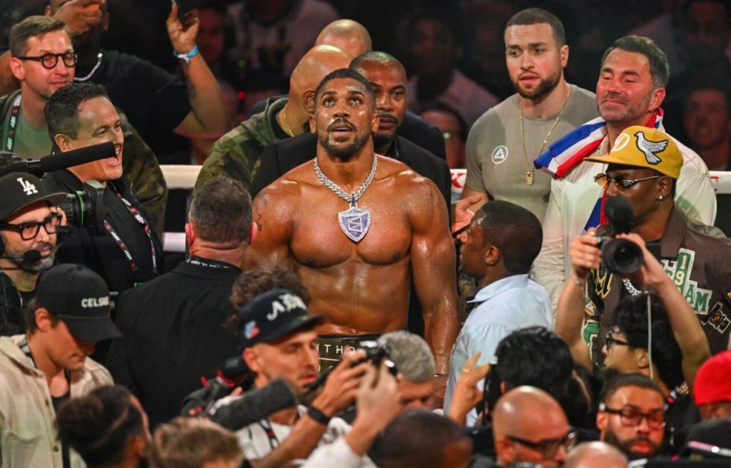 Anthony Joshua gana campeonato de boxeo de Netflix