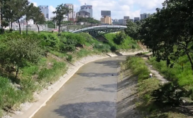 Localizan cadáver en las riberas del río Guaire