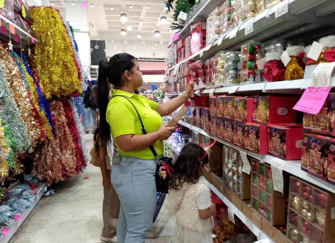 Se disparan ventas de adornos navideños