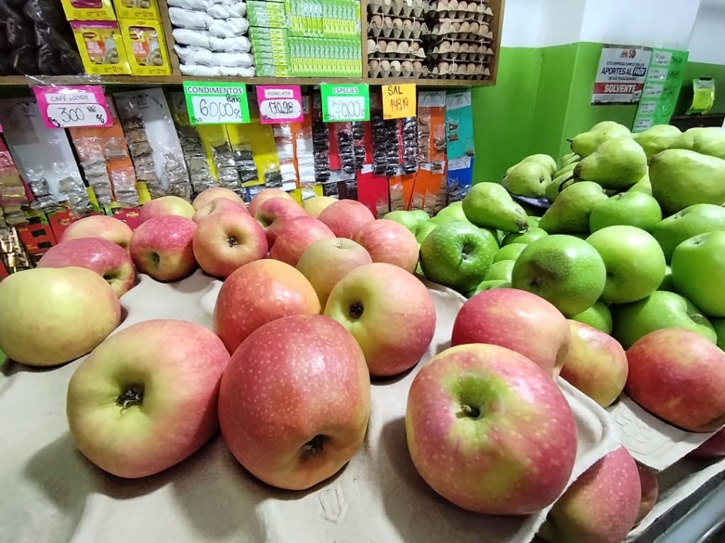 Escalan precios de mandarinas y manzanas