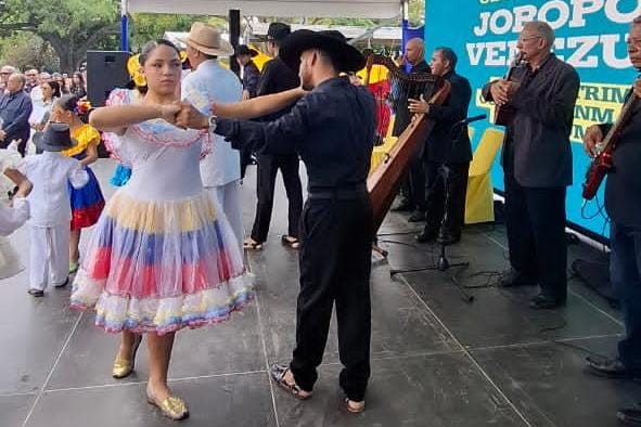 Joroperos mirandinos reciben réplica de Certificado Unesco