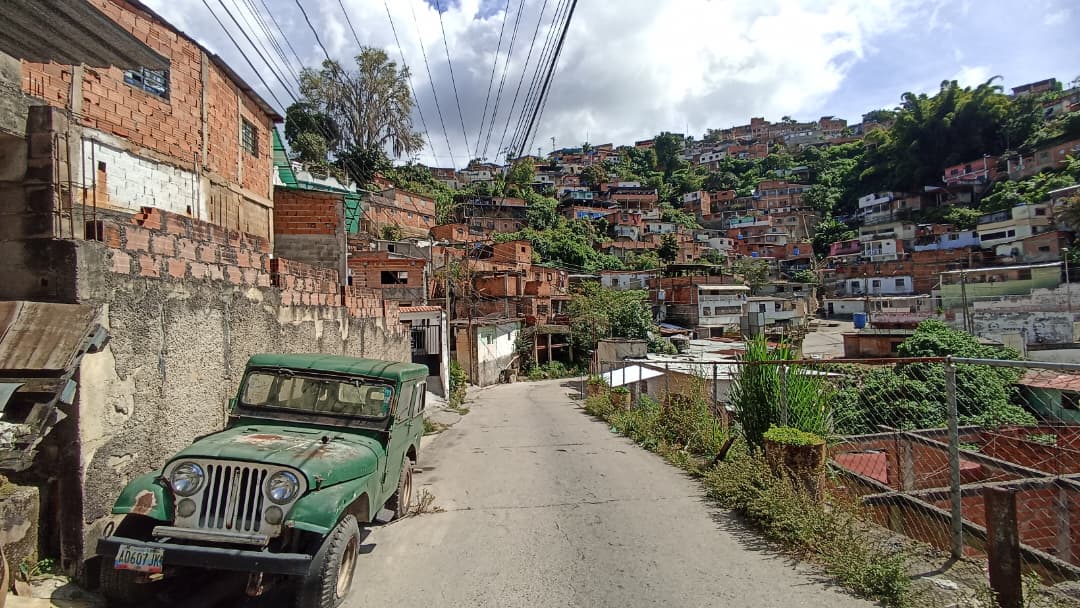 Persiste obstaculización vial en Alberto Ravel