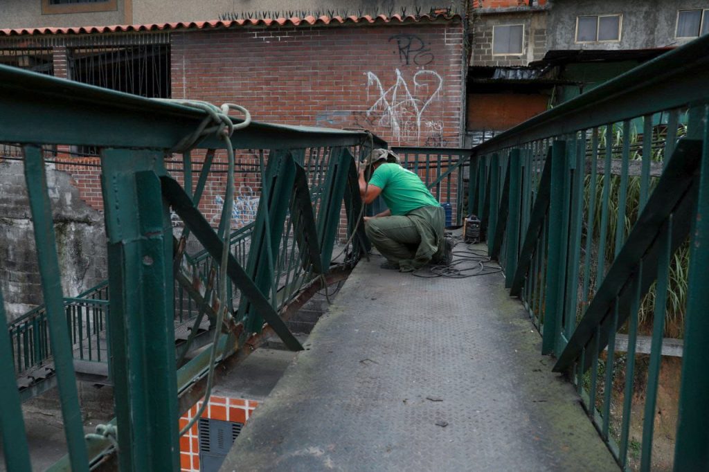 Alcaldía de Carrizal repara pasarela impactada por un camión