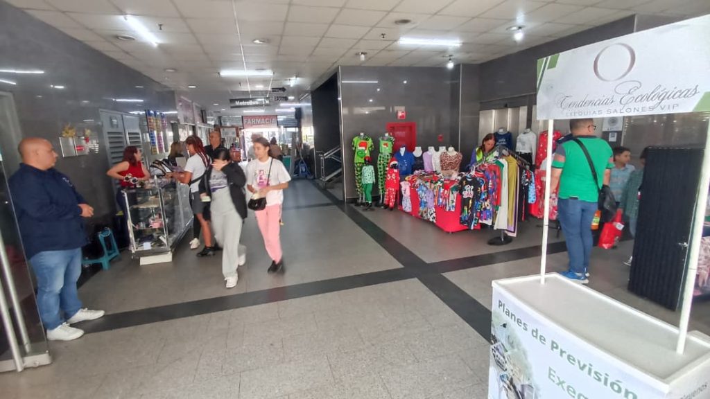 Emprendedores participan en Metroferia Navideña 2025