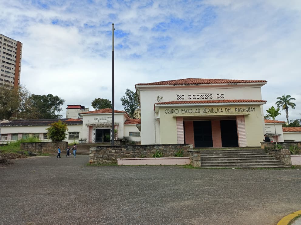 Malestar en escuela por designación de maestra jubilada