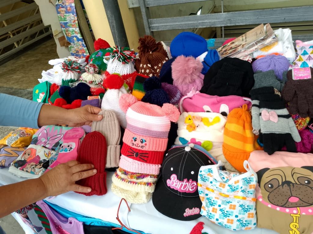 “Pacheco” impulsa venta  de gorros y bufandas