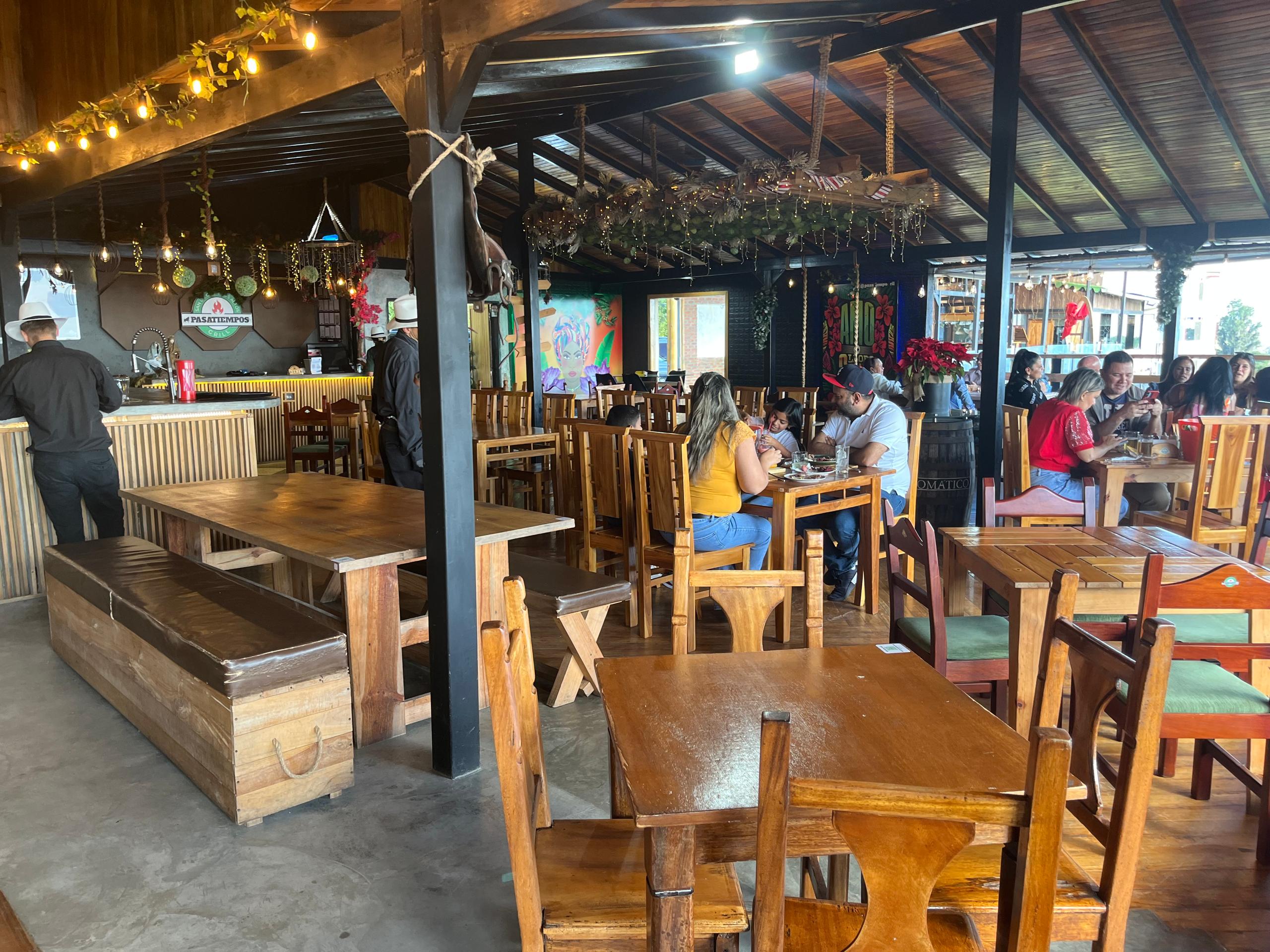 Pasatiempos Grill recibe la temporada con música y gastronomía