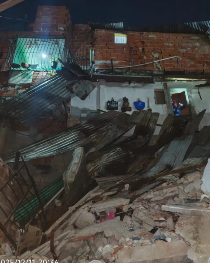 Un muerto y tres heridos tras desplome de una vivienda