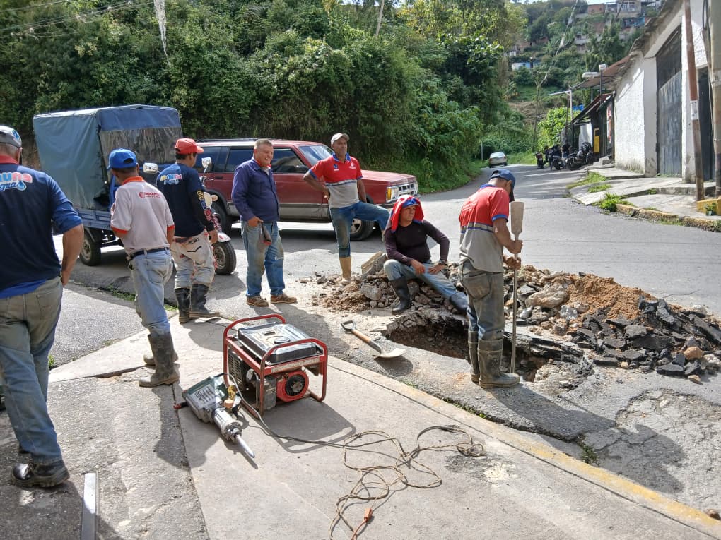 Reemplazan tubería frente a Las Palmas