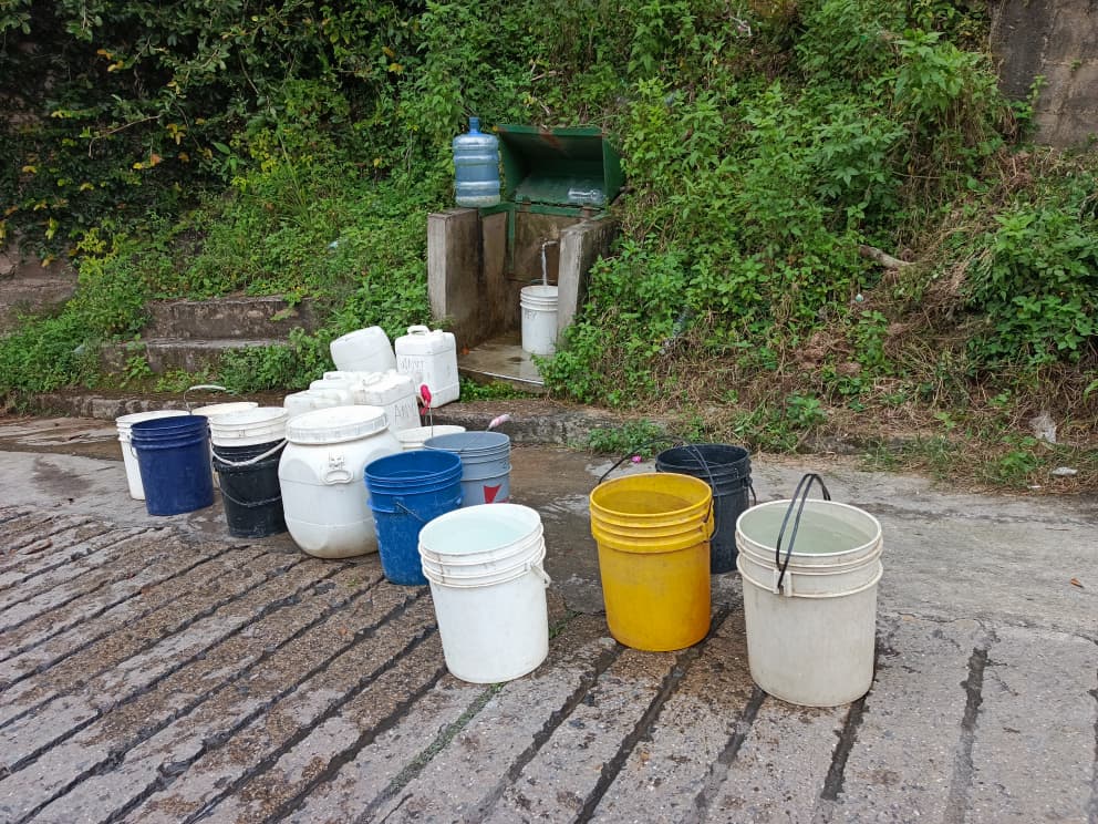 En El Cafetal continúan sin recibir agua por tubería