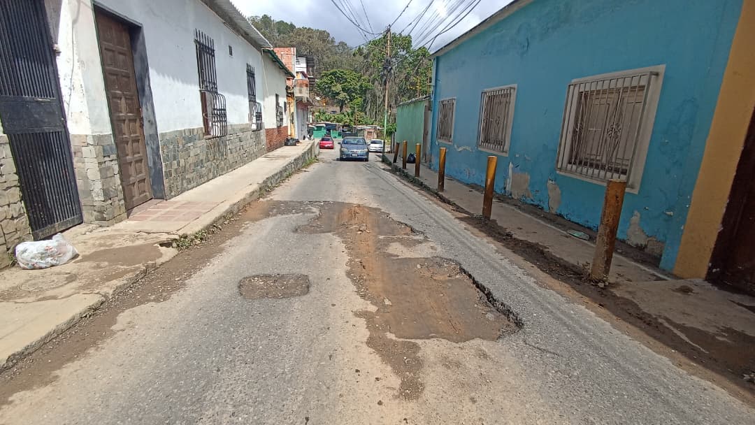 Reparan tubería en la Ricaurte