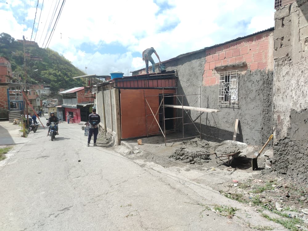 Remodelan las fachadas de 50 casas en Brisas de Oriente