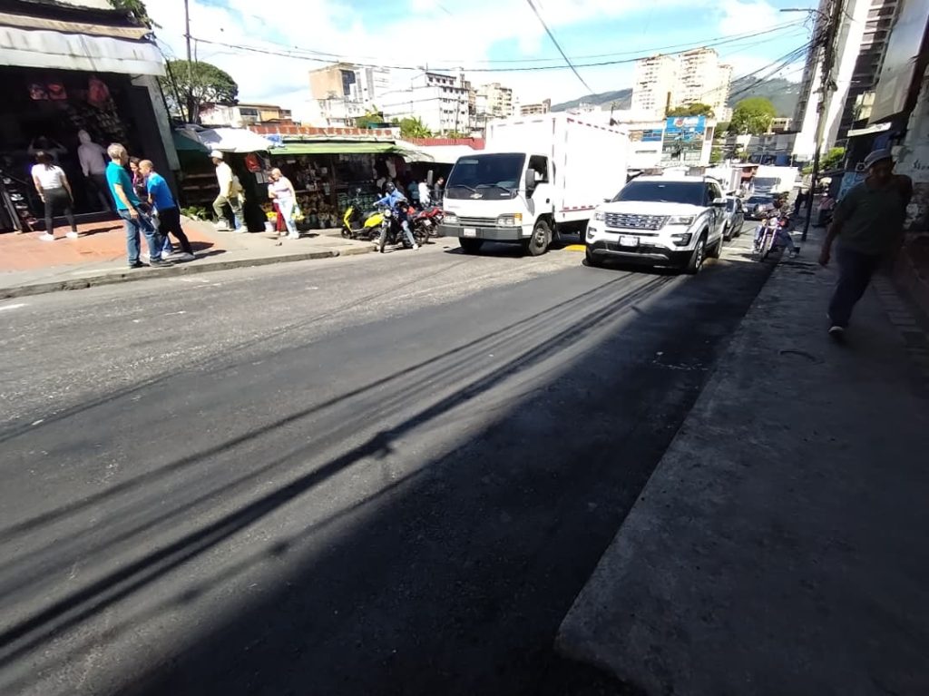 Asfaltan y eliminan botes de agua en La Hoyada