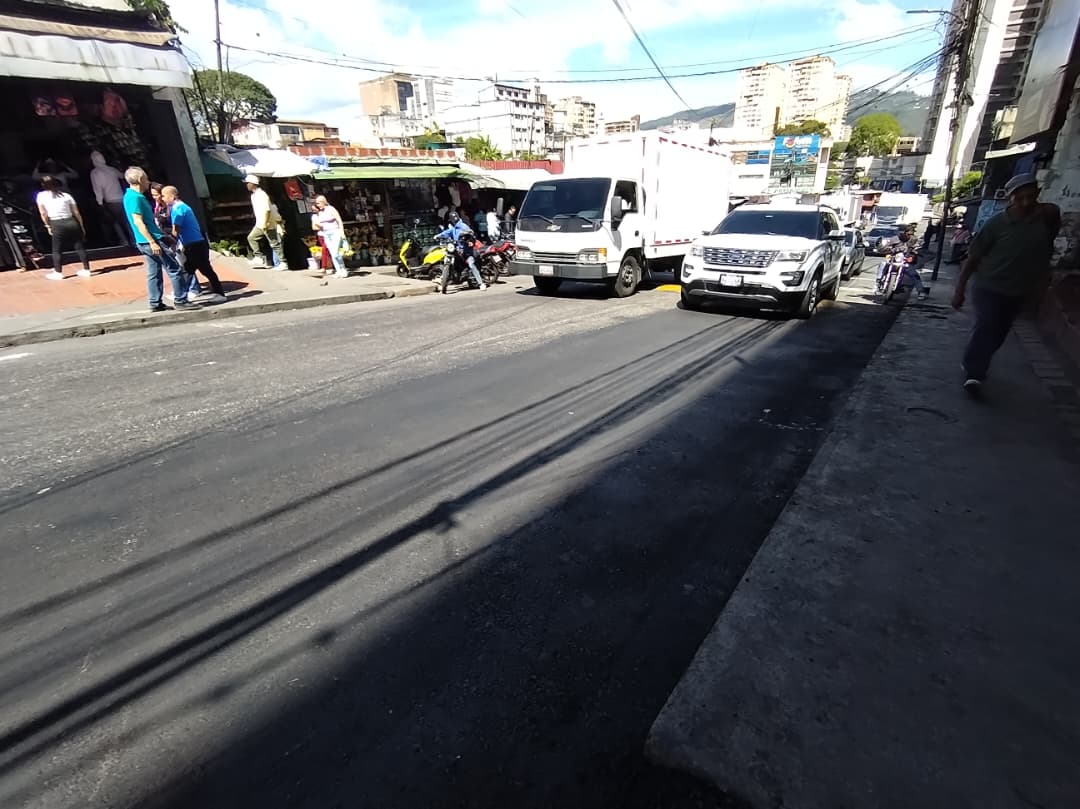 Asfaltan y eliminan botes de agua en La Hoyada