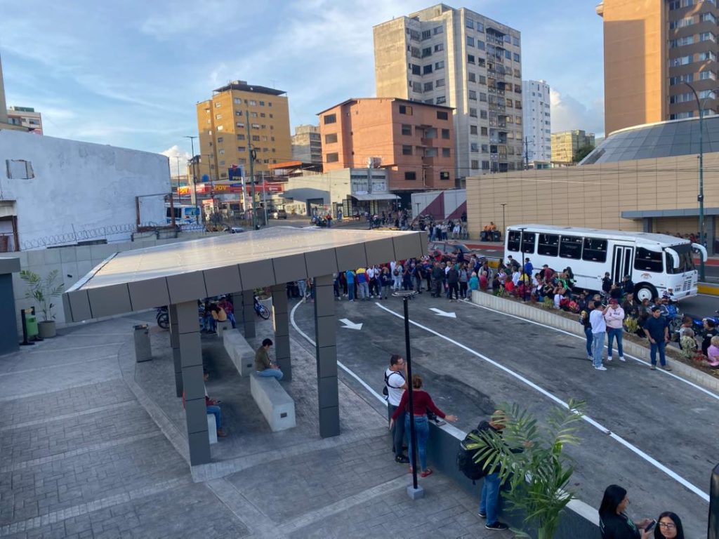 Moderno terminal para Los Teques