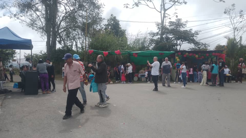 Llevan alegría a vecinos de Anselmo Hernández