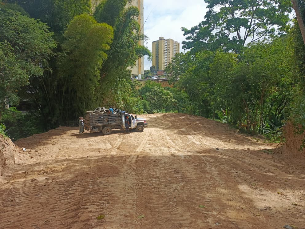 Nivelan terreno para construcción de zona de recreación