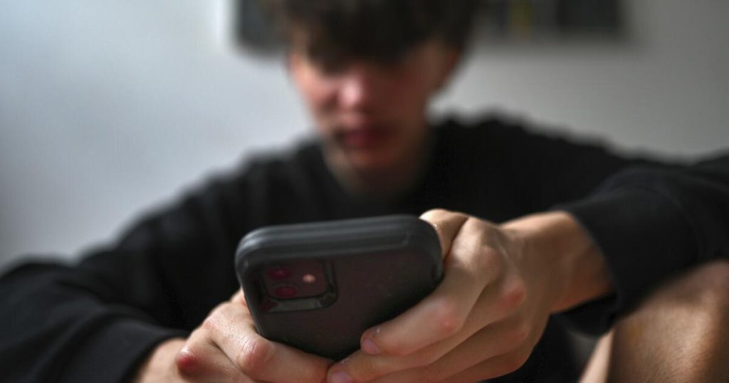 Australia prohíbe a menores de edad el uso de redes sociales