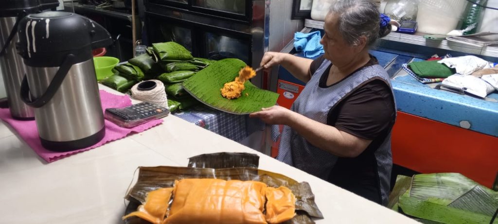 “Conchita” ofrece hallacas de chicharrón en mercado El Paso