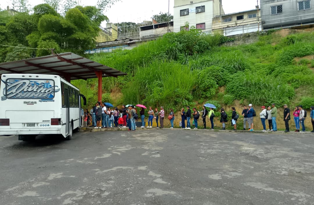 Alta demanda navideña satura ruta Caracas – Los Teques