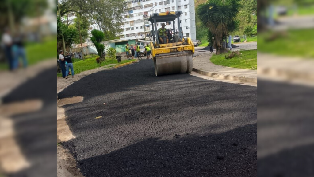 Asfaltan vía de acceso a la clínica municipal de El Paso